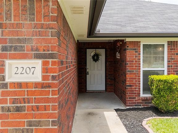 2nd image of 2207 Merle Dr