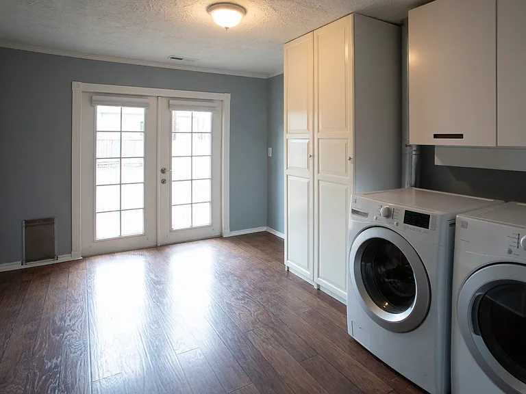Washer/Dryer come with unit rental. Doggie door installed to backyard. Plenty of storage