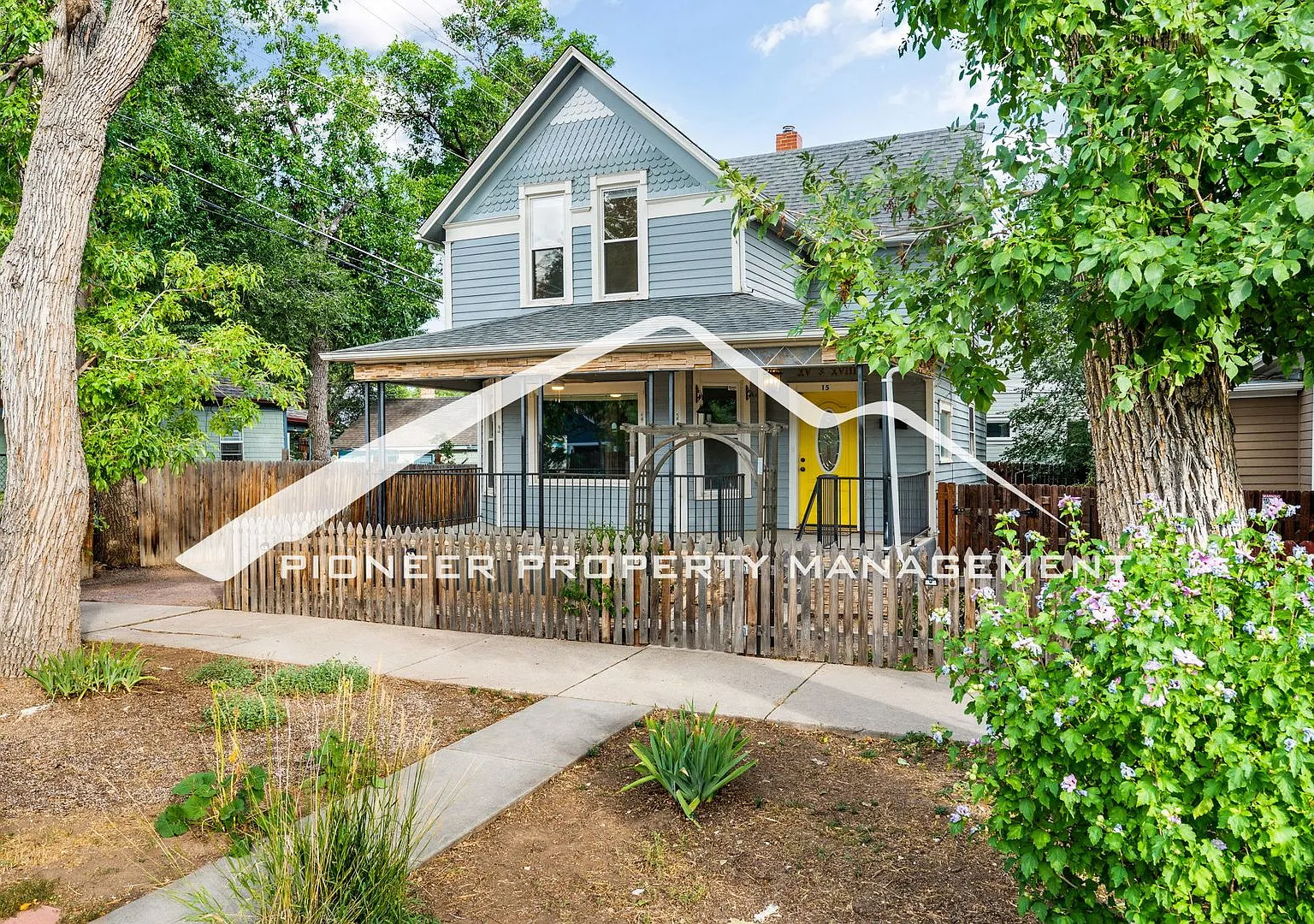 Charming 3BR Victorian Near Old Colorado City with 3 bedroom/ 1.5 bathroom — Photo 2