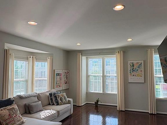 4th image of 47 Village Green Ln