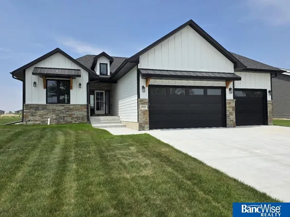 1043 Tuscan Trl, Hickman, NE 68372
