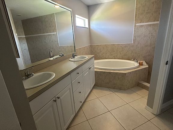 4th image of 3540 NE 20th Pl
