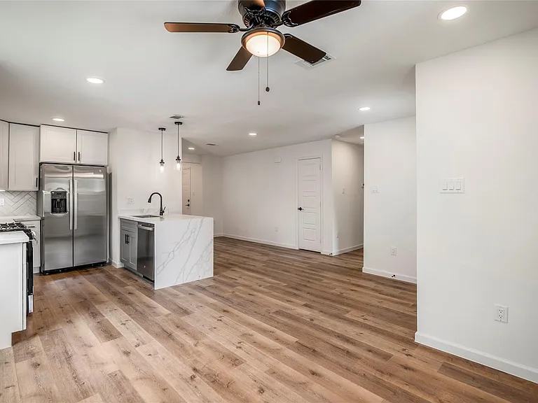 3923 Alsace St — Photo 6