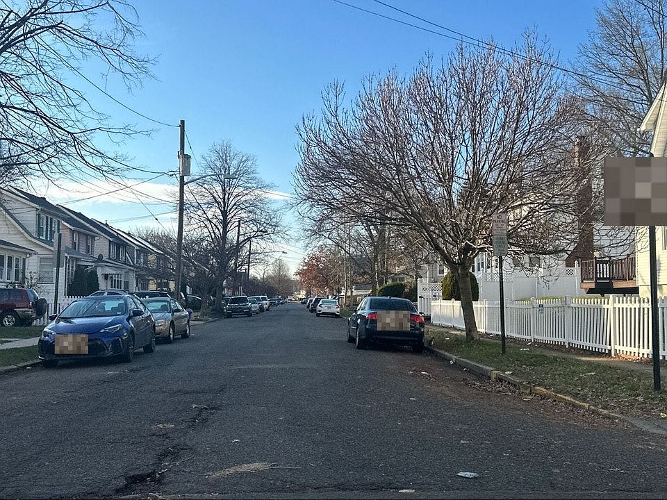 2nd image of 172 Leslie St