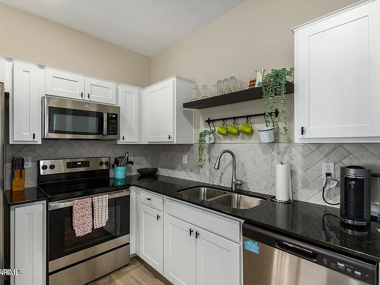 2268 W Laurie Ln — Photo 8