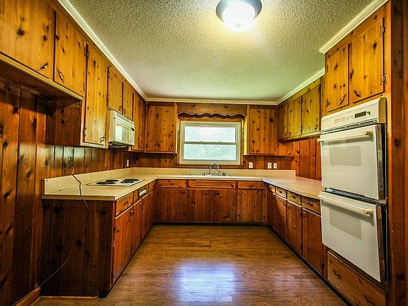 kitchen plenty of cabinets