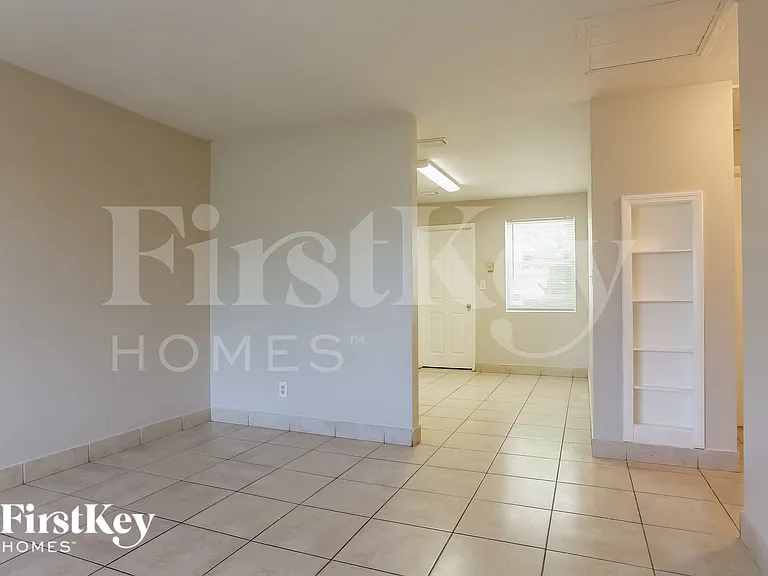 1901 SW 67th Ter — Photo 8