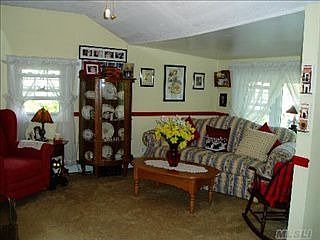2nd image of 19 Boxwood Ln