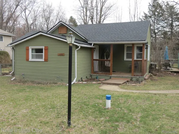 1648 Lombardy Dr, Highland, MI 48356