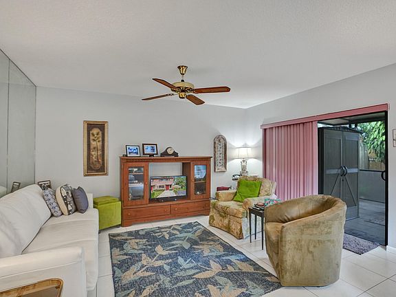 3rd image of 2116 NE 9th Avenue