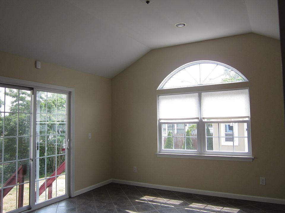 2nd image of 119 White Oak Ter
