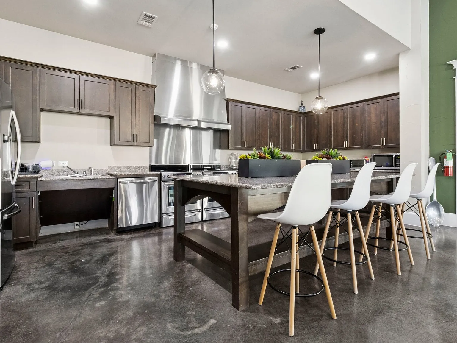 Silverado Apartments — Photo 1