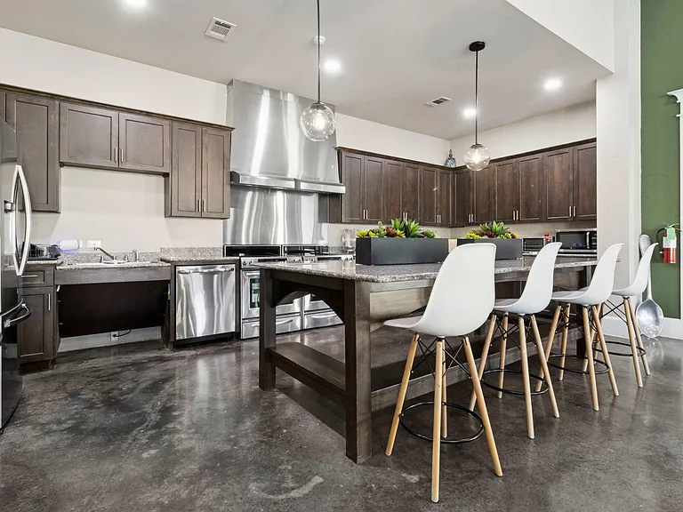 Silverado Apartments — Photo 1