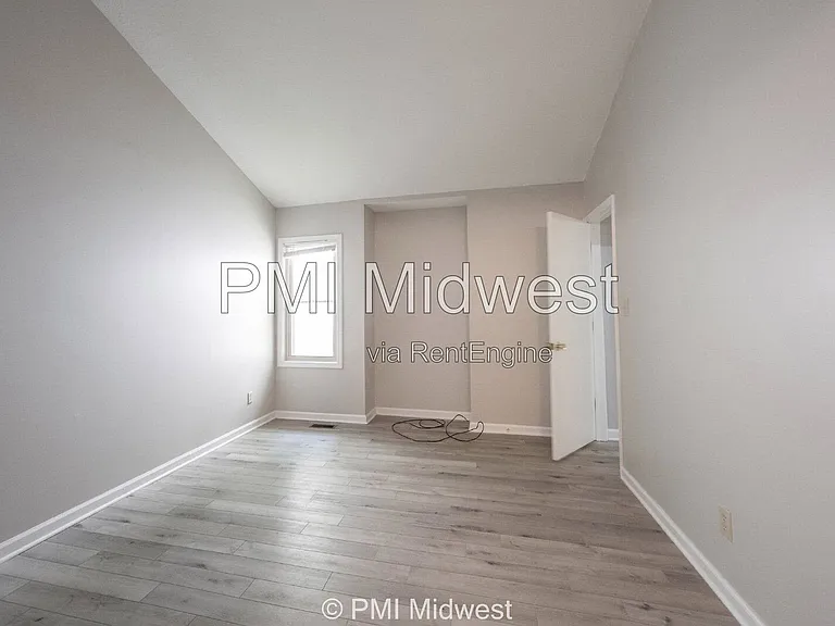 100 E King St — Photo 18