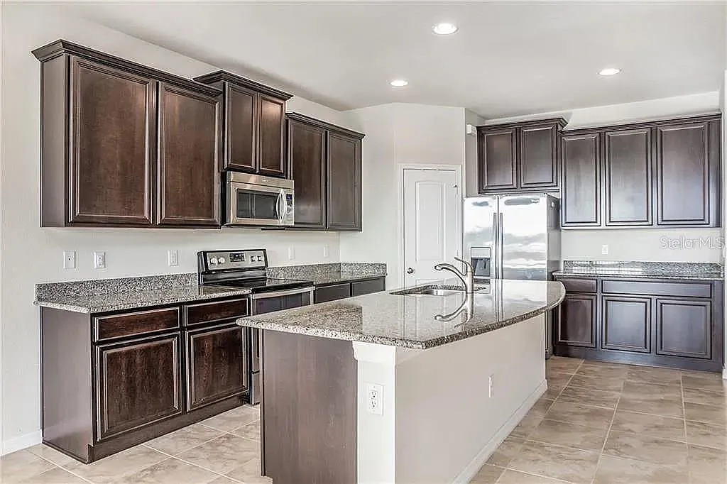 4 bed, 3.0 bath, 2859 sqft, $3,050 — Photo 2