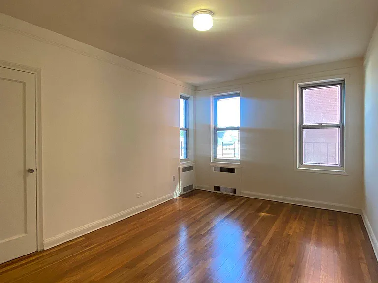 9216 Whitney Ave #305 — Photo 4