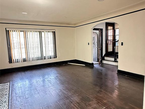 5th image of 3211 Leslie St