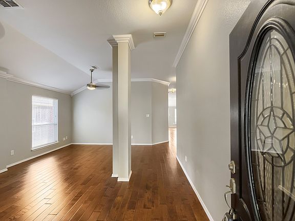 4th image of 915 Hidden Oaks Dr