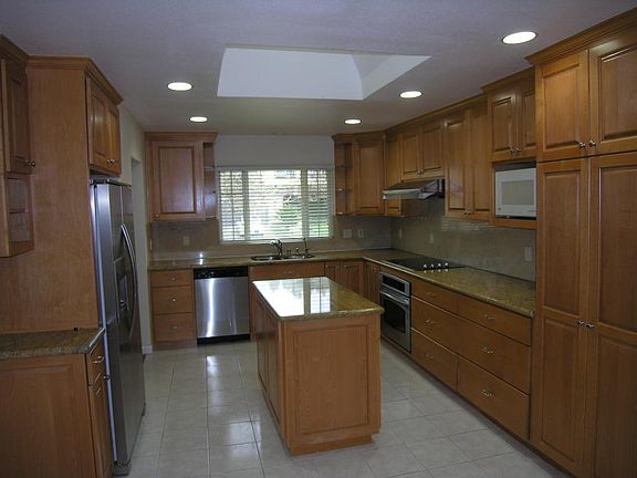 2nd image of 980 Wallace Dr