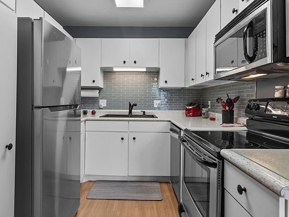 5th image of 128 Glenview COURT