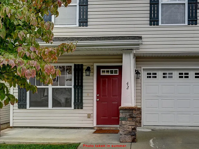 42 Amersham Ln — Photo 2