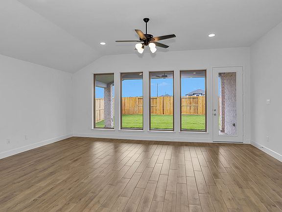 3rd image of 1411 Crest Dale Ln