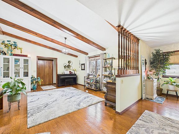5th image of 594 Woodridge Dr