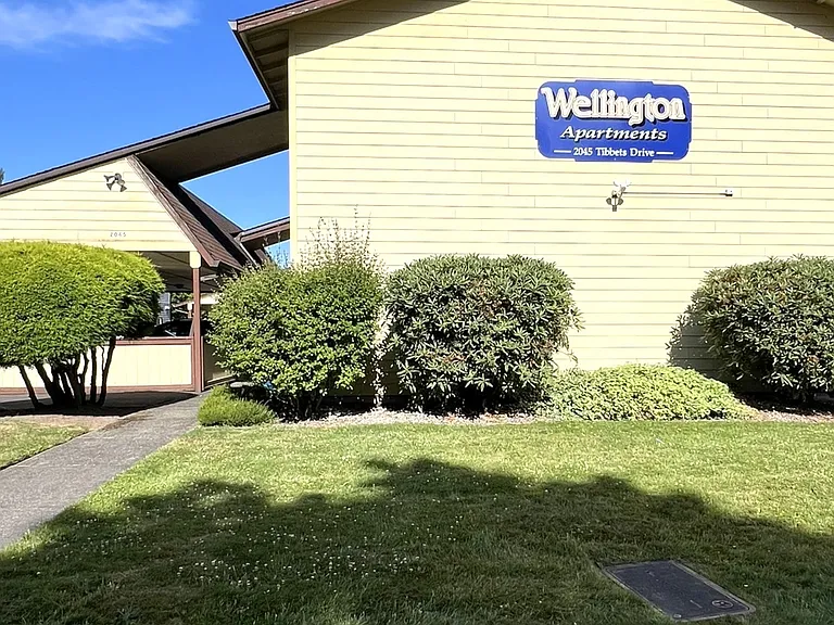 2045 Tibbetts Dr — Photo 17