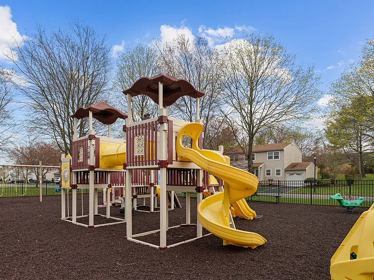 Colony Dr — Photo 38