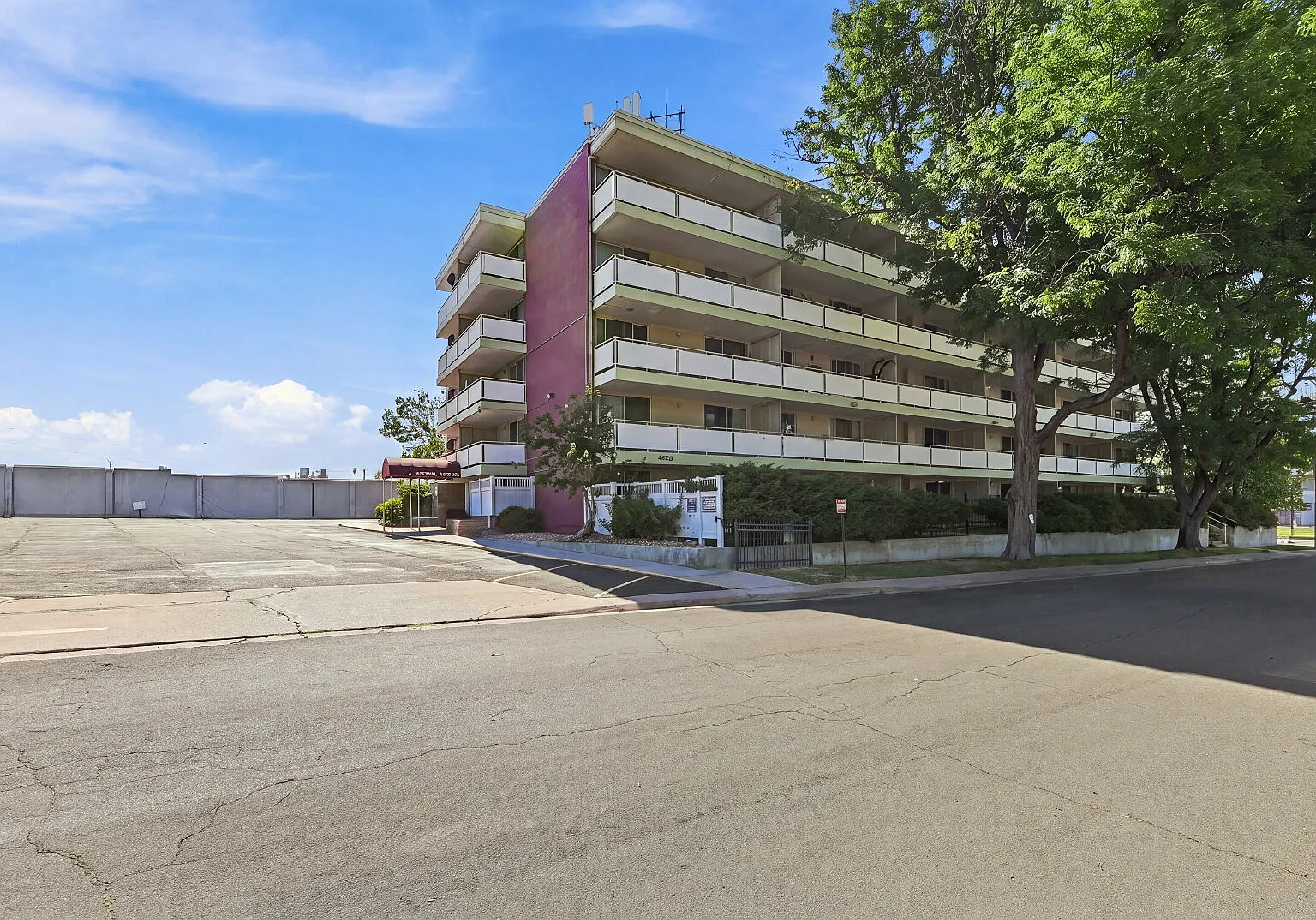 2 bed, 1.5 bath, 902 sqft, $1,671 — Photo 2
