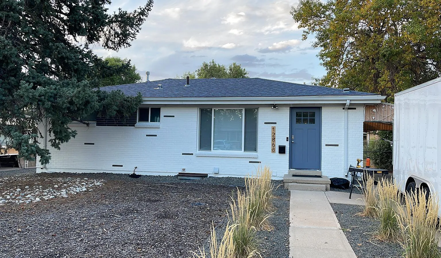 3 bed, 900 sqft, $2,400 — Photo 1