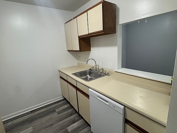 Kitchen (Middle Unit)