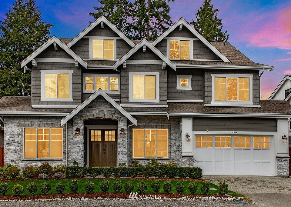 This stunning custom-built home has an emphasis on clean lines, light, space, detail, and exceptional outdoor living. 6 Bedrooms ; 4.25 baths ; 4,650sf Interior ; 3 car garage ; 8,400sf Lot.