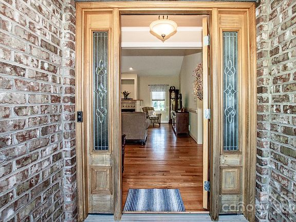 4th image of 227 Donsdale Dr