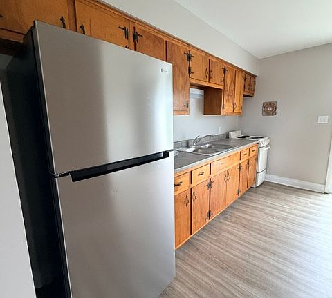 2nd image of 3072 Maiden Ln