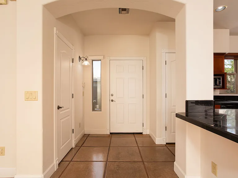 1029 E Blanton Dr — Photo 5