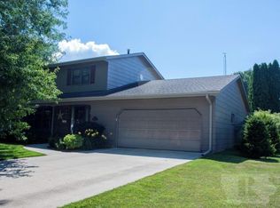 964 Glendale Park Dr, Hampton, IA 50441