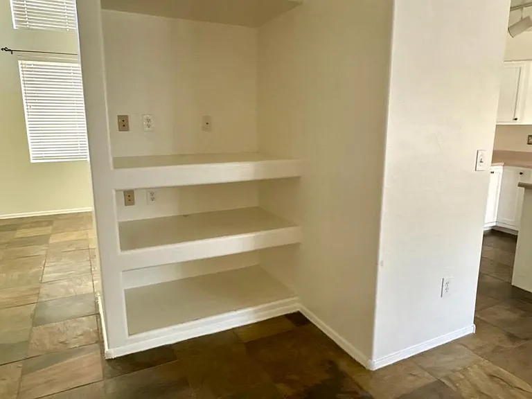 326 N Pioneer St — Photo 4