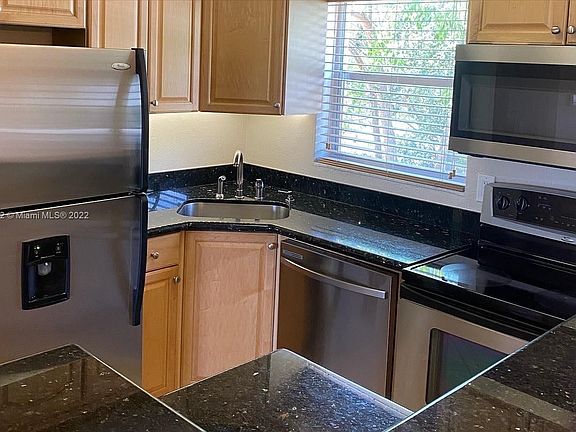 5th image of 744 NE 14th Ave APT 11