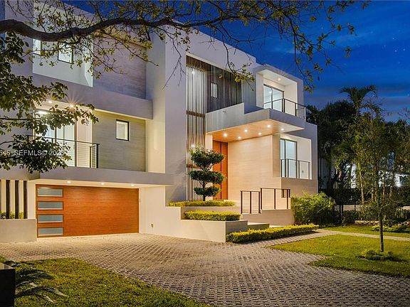 3rd image of 285 Woodcrest Rd