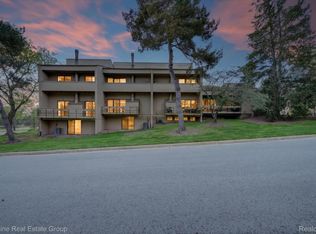 7406 Azalea Ct, West Bloomfield, MI 48322