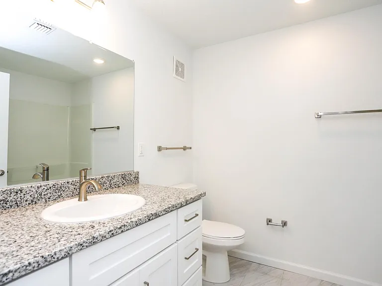 Royal Oak Apartments — Photo 22