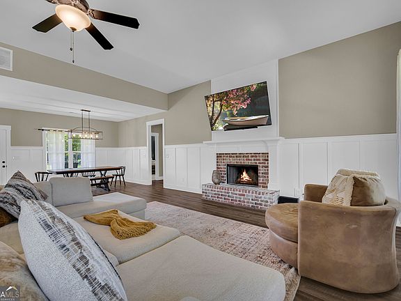 3rd image of 85 Woodfin Way