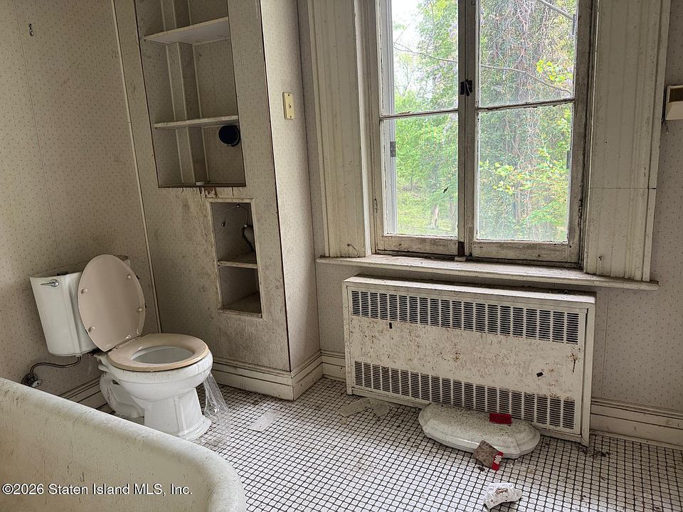 13th image of 190 Meisner Ave