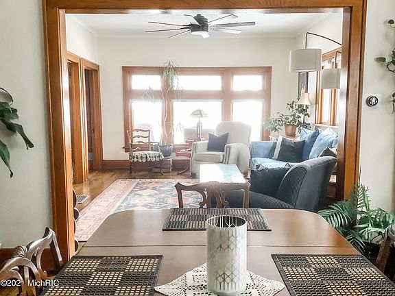 4th image of 1547 Tamarack Ave NW