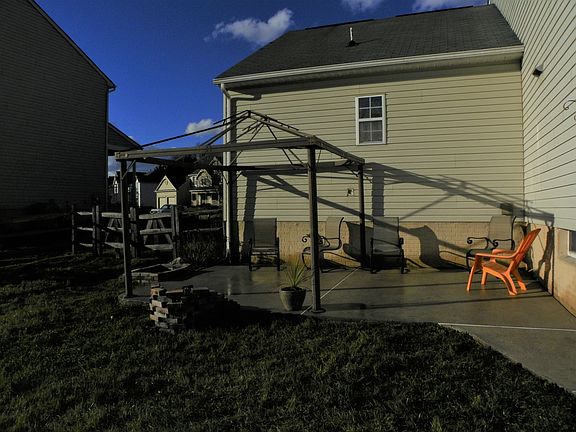 3rd image of 205 Hope Ct E