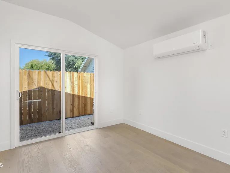 1537 Wesley Ave — Photo 4
