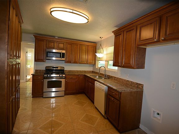 3rd image of 704 Temple Cir