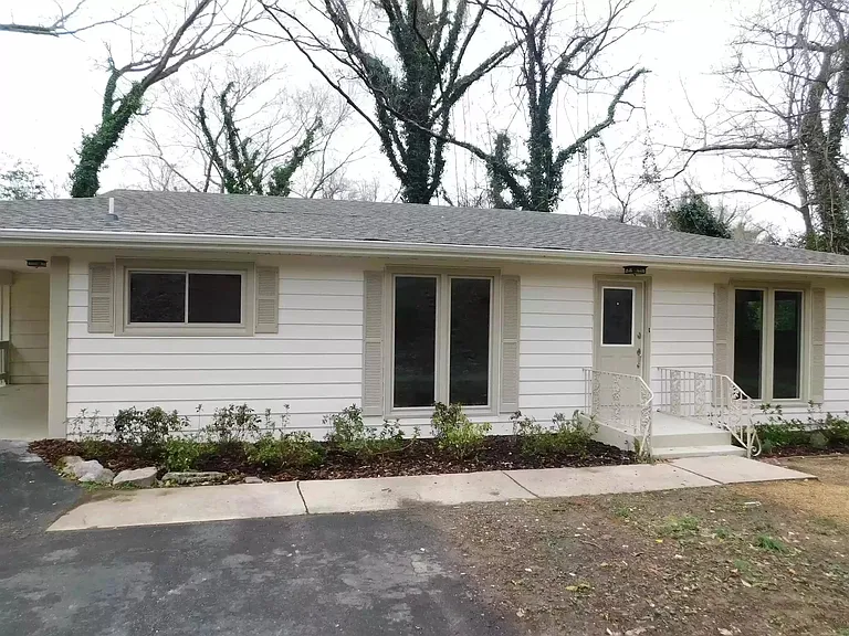 412 Crest St — Photo 1