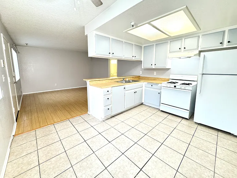 13105 Kornblum Ave — Photo 14